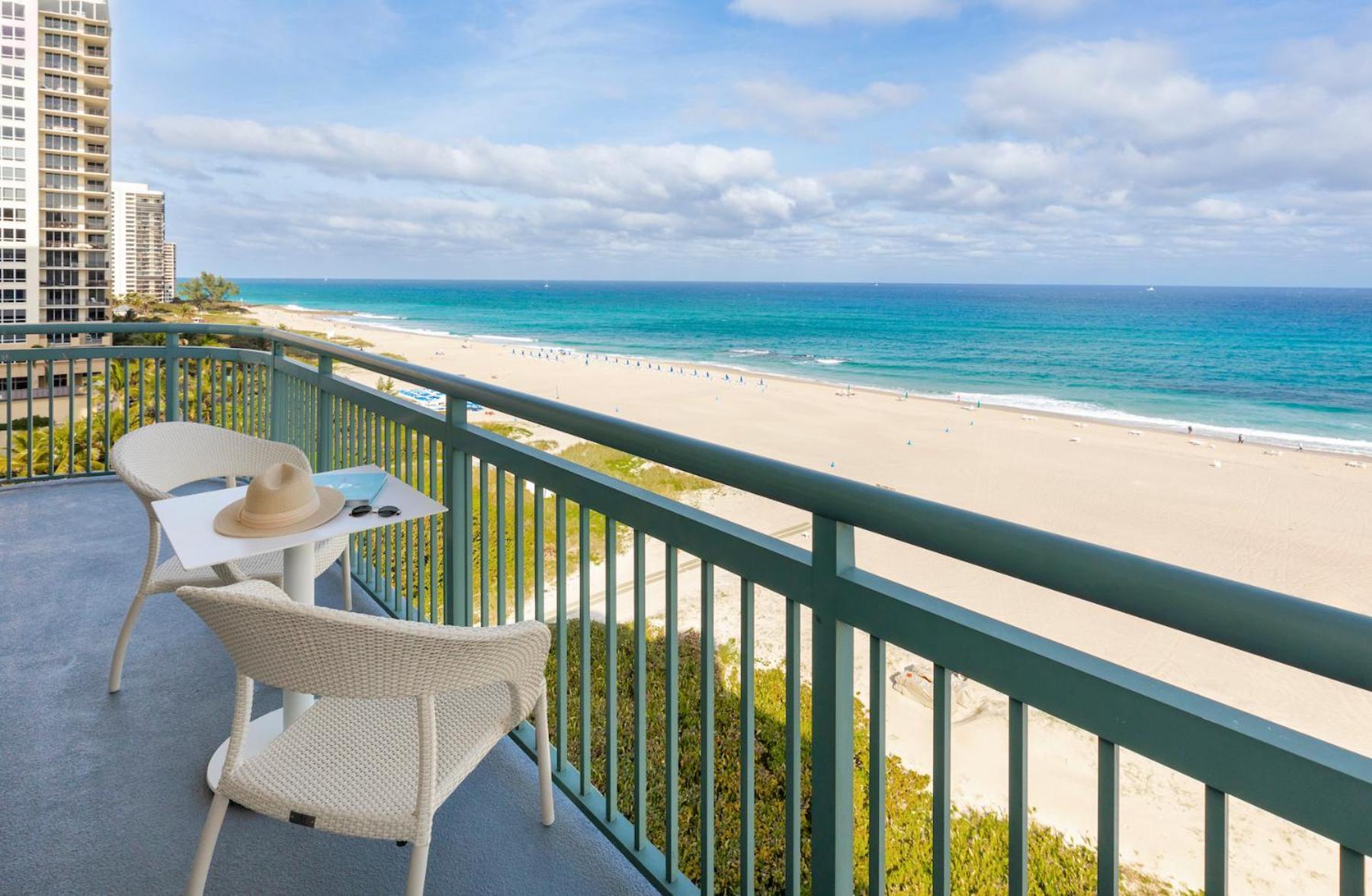 The Singer Oceanfront Resort, Curio Collection By Hilton Riviera Beach Exteriér fotografie