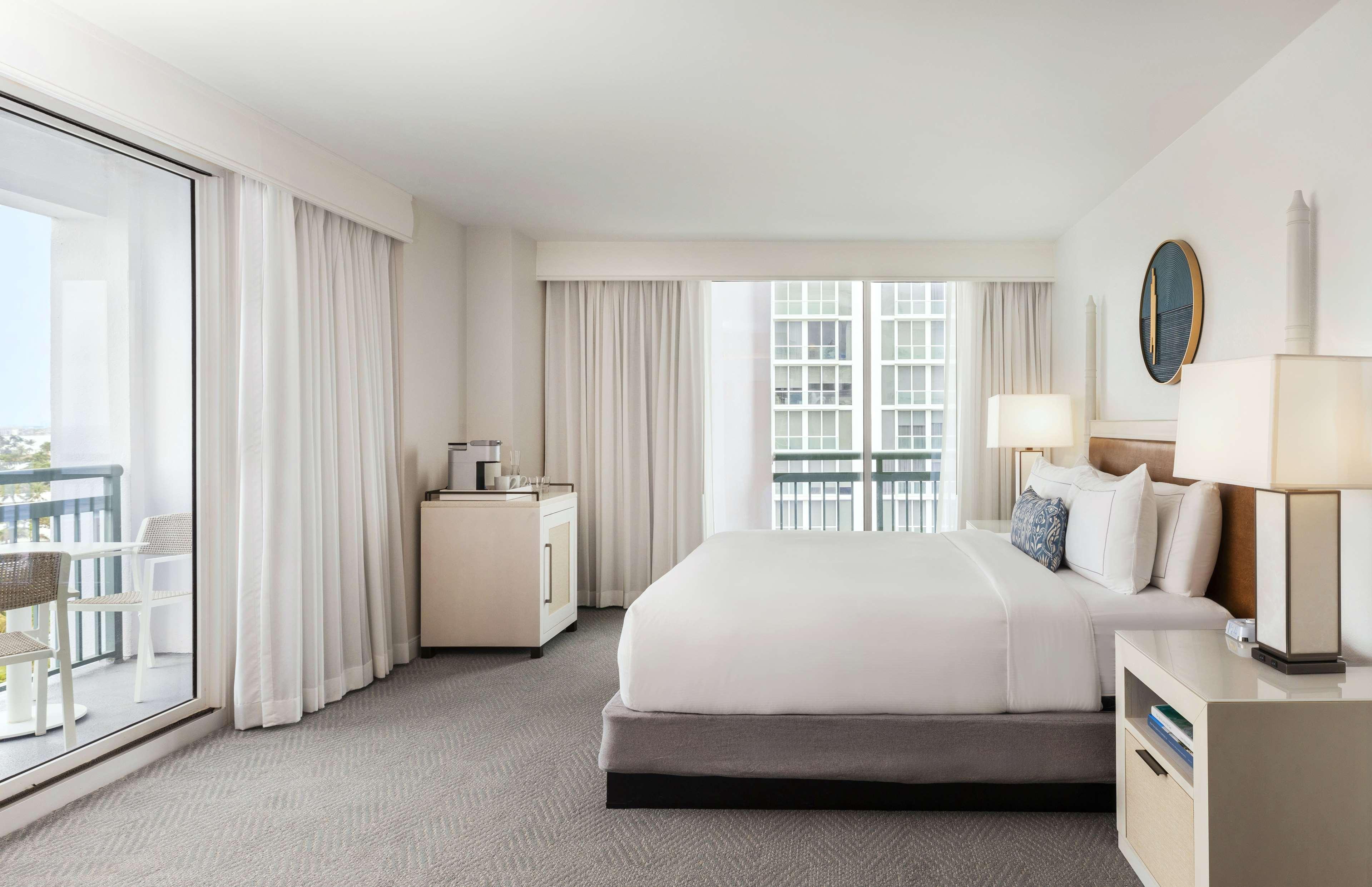 The Singer Oceanfront Resort, Curio Collection By Hilton Riviera Beach Exteriér fotografie