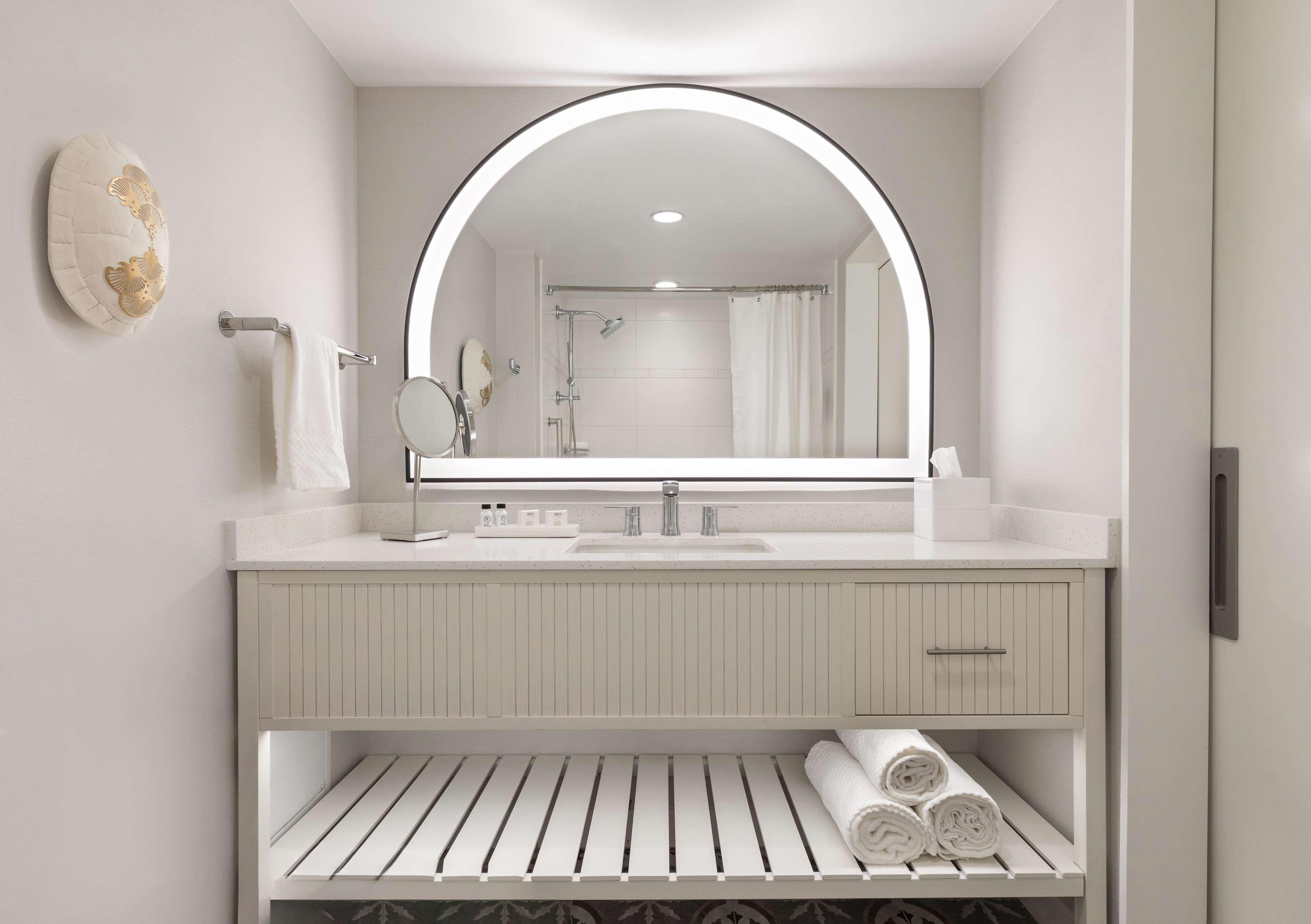 The Singer Oceanfront Resort, Curio Collection By Hilton Riviera Beach Exteriér fotografie
