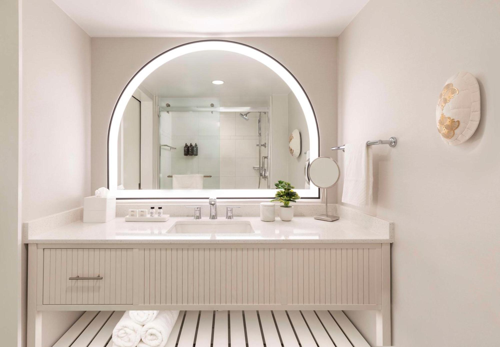The Singer Oceanfront Resort, Curio Collection By Hilton Riviera Beach Exteriér fotografie