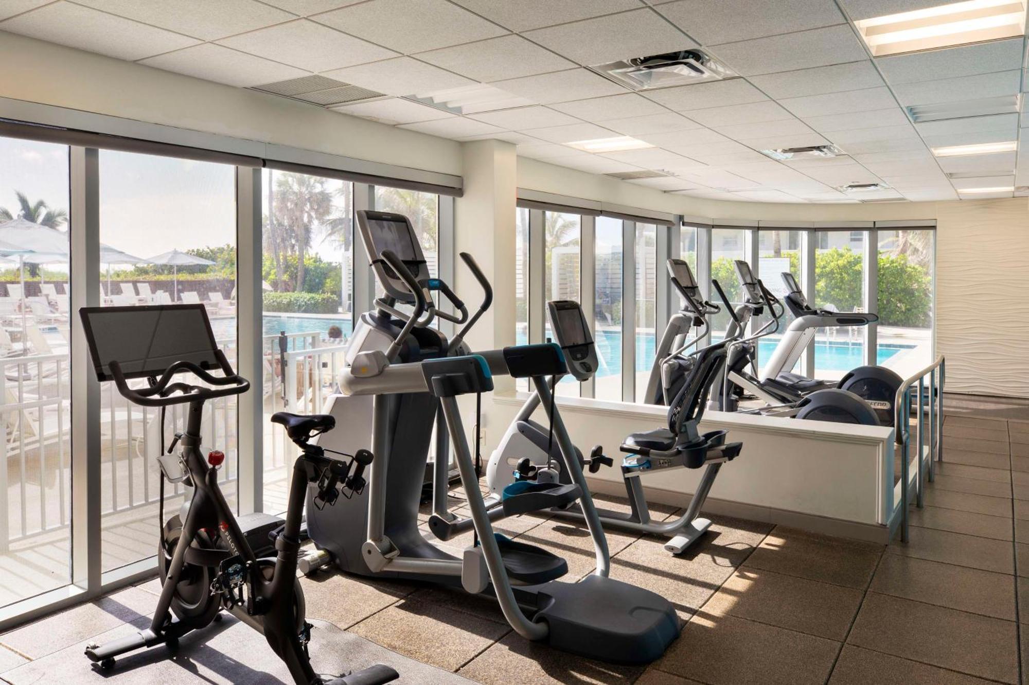The Singer Oceanfront Resort, Curio Collection By Hilton Riviera Beach Exteriér fotografie