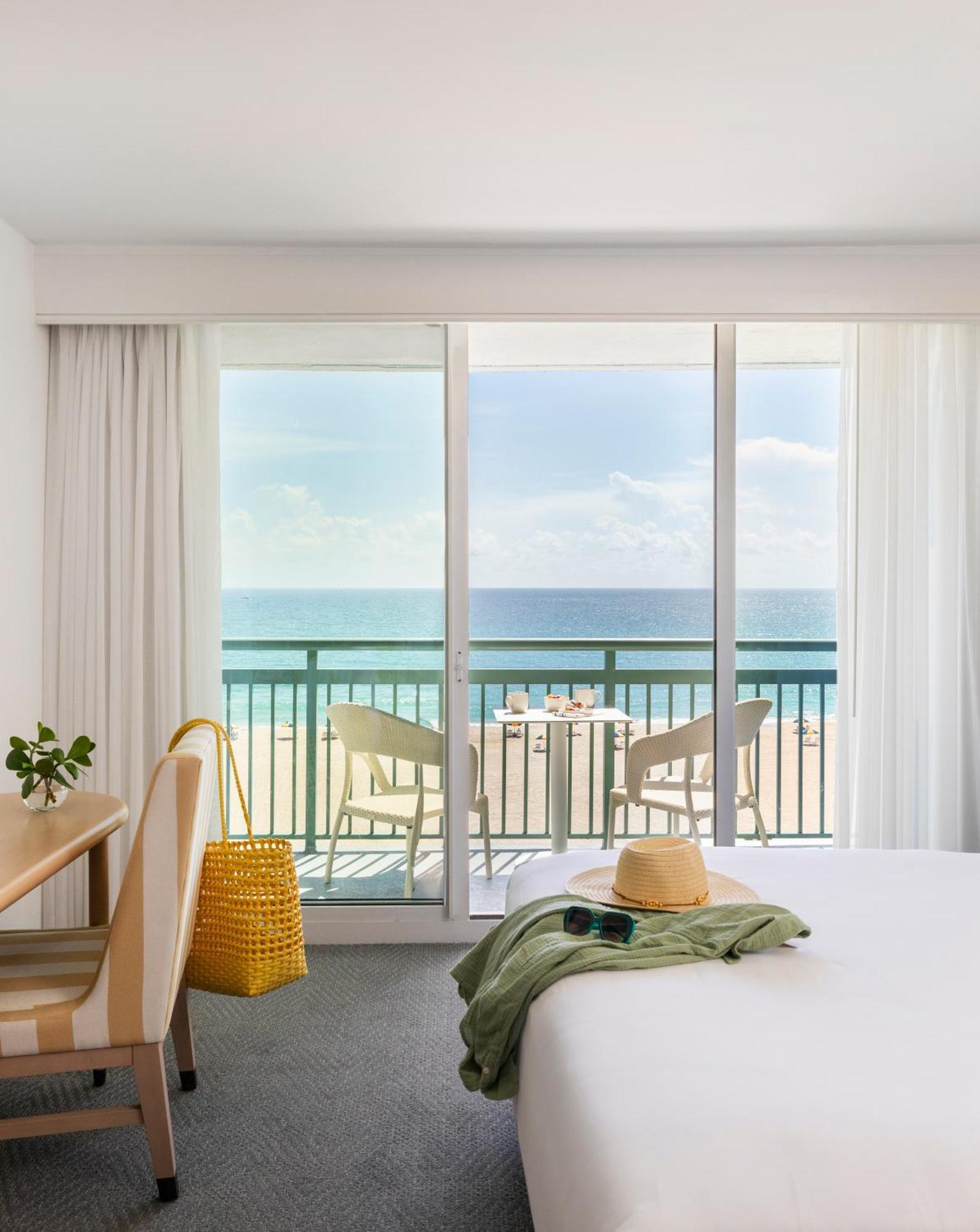 The Singer Oceanfront Resort, Curio Collection By Hilton Riviera Beach Exteriér fotografie